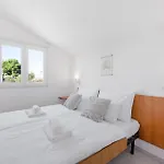 Apartment 2 Bedroom Lovely In