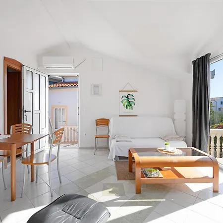 2 Bedroom Lovely In Apartment Rogoznica (Sibenik-Knin)
