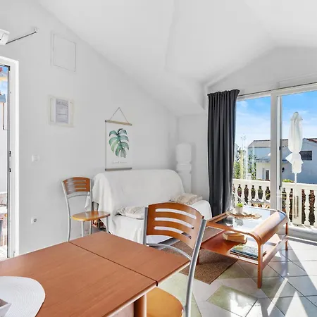 Apartment 2 Bedroom Lovely In Rogoznica (Sibenik-Knin)