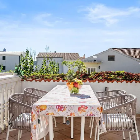 2 Bedroom Lovely In Apartment *