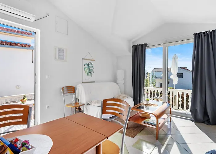 Appartement 2 Bedroom Lovely In Rogoznica (Sibenik-Knin)